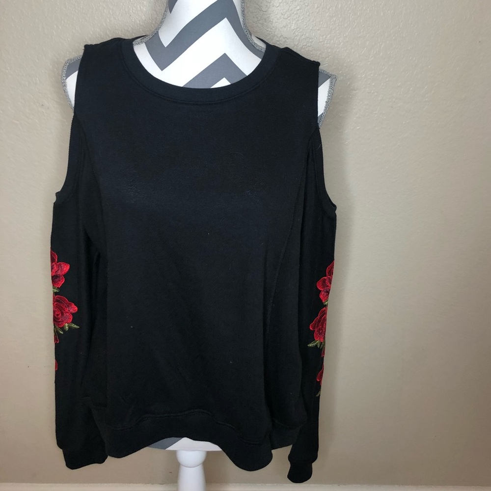 Shoulderless sweater